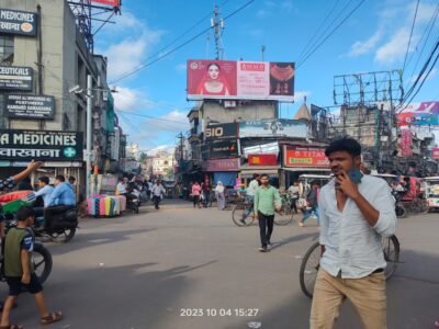 Unipole Advertising Company in Lucknow ā Aminabad View Aminabad Market street view in Lucknow with pedestrians, shops, and unipole advertising spaces by top Unipole advertising company in Lucknow.
