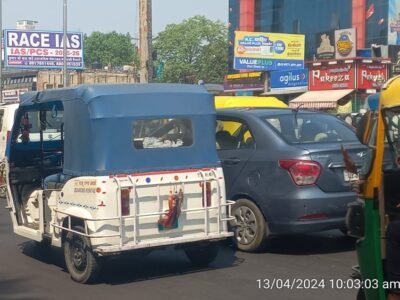 Unipole Advertising Company in Lucknow ā Hussainganj Busy Hussainganj Chauraha in Lucknow with traffic, shops, and prominent unipole billboards installed by Unipole advertising company in Lucknow.