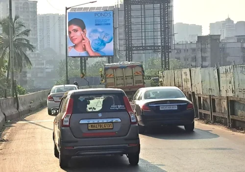 Digital Billboard Companies in Lucknow – Flyover Ads Busy city flyover with a large Pond’s skincare ad on a digital billboard, installed by top digital billboard companies in Lucknow.